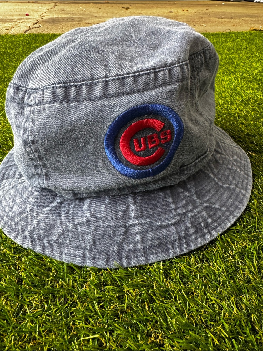 Chicago Cubs Denim-Style Bucket Hat in Gray with Red & Blue Logo